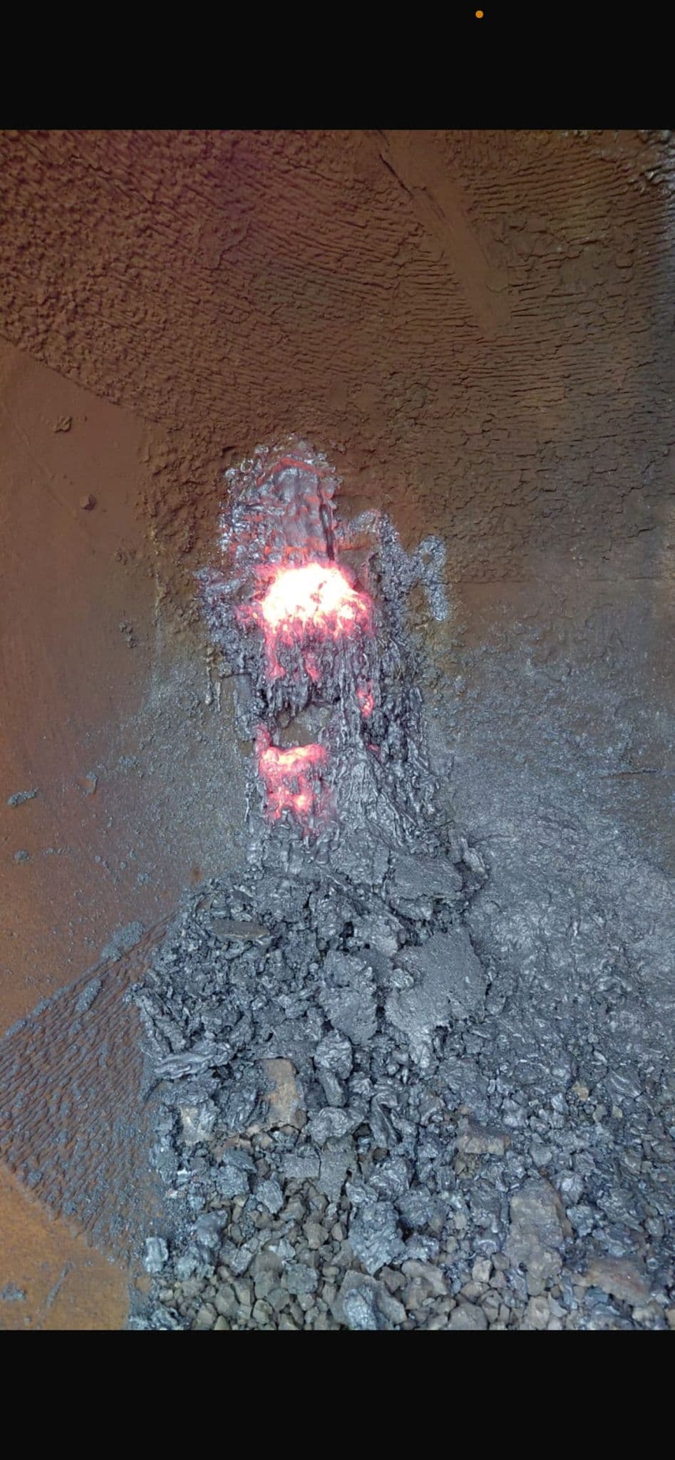 Active arc gouging removing metal residue inside slag pot
